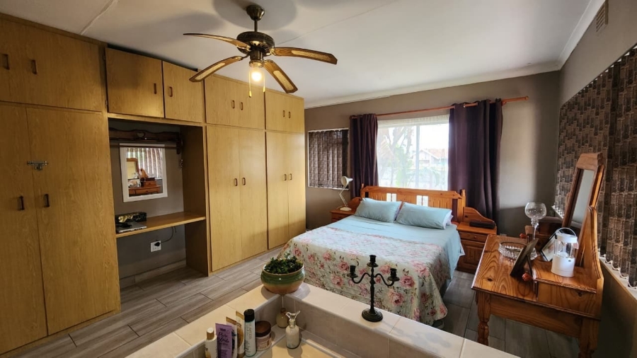5 Bedroom Property for Sale in Vredenburg Western Cape